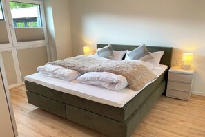 2 bedrooms, travel crib, free WiFi