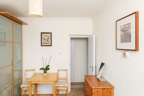 Dining - Beautiful Barons Court Apartment (London)