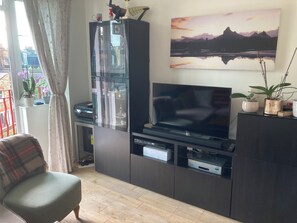 Smart TV, books - Beautiful Barons Court Apartment (London)