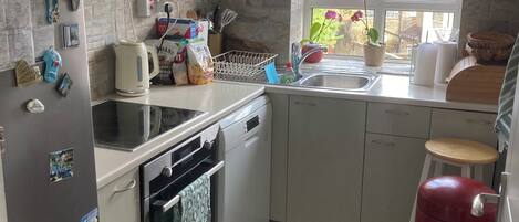 Fridge, oven, stovetop, dishwasher