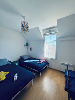 3 slaapkamers, een strijkplank/strijkijzer, reisbedje, wifi