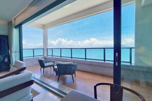 A modern interior with large windows, a balcony, and a seating area. - Huidong Xunliao Bay New Coast Scenic Hotel (Haigongyuan Leisure Beach) (Huidong)