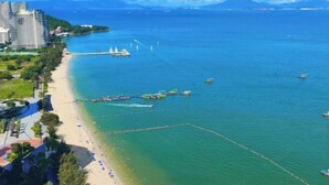 A coastal hotel with a beach, boats, and a clear view of the sea. - Huidong Xunliao Bay New Coast Scenic Hotel (Haigongyuan Leisure Beach) (Huidong)
