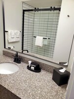 Ducha, secador de pelo, toallas, jabón