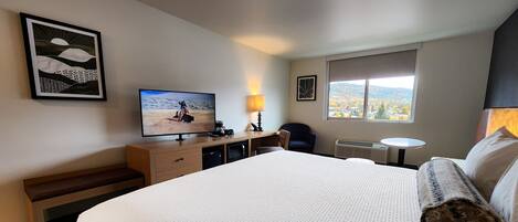 Deluxe Studio, 1 King Bed, City View | City view