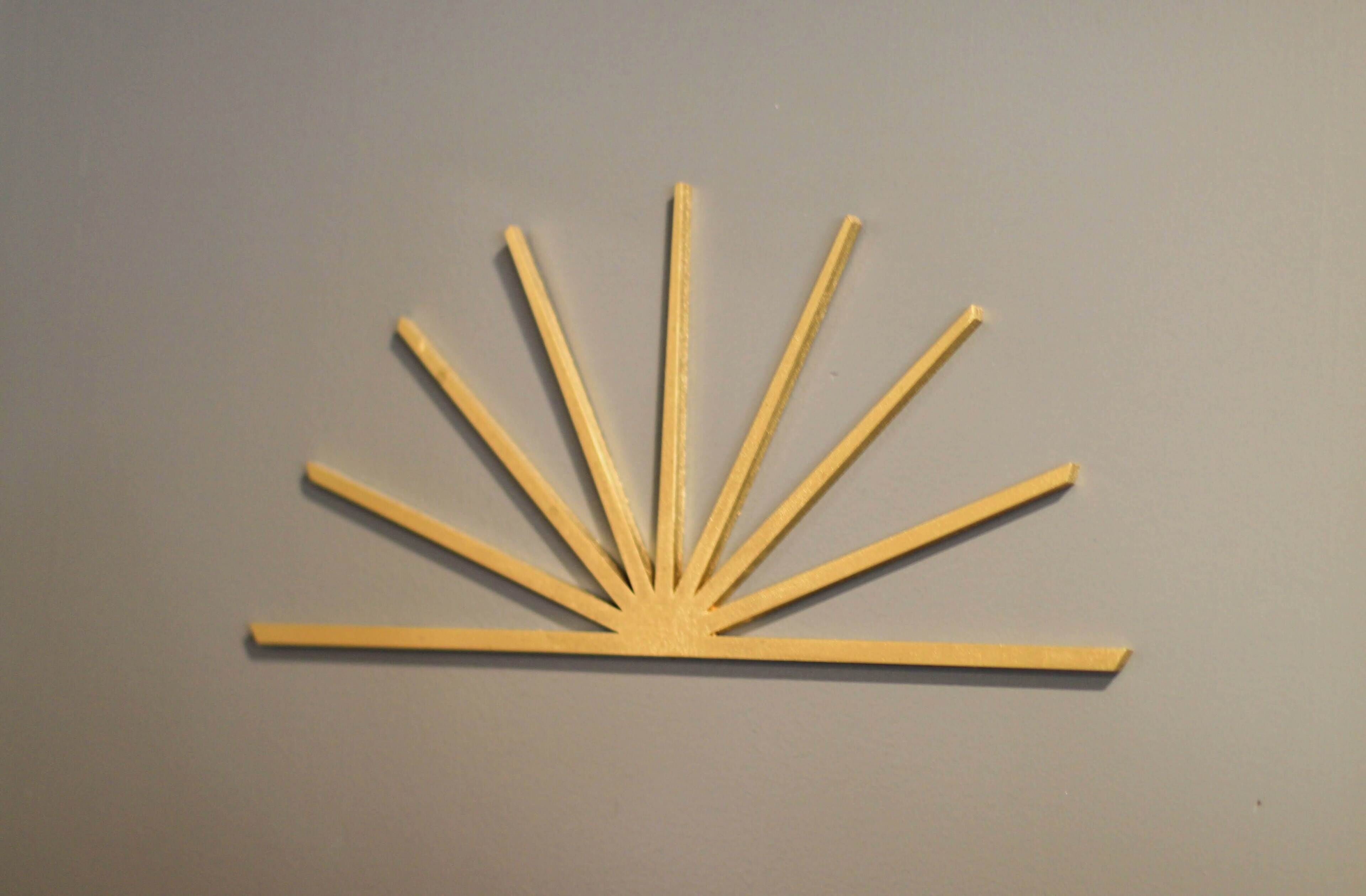 Een geometrische houten constructie met veel rechte lijnen die uitkomen in een middelpunt.