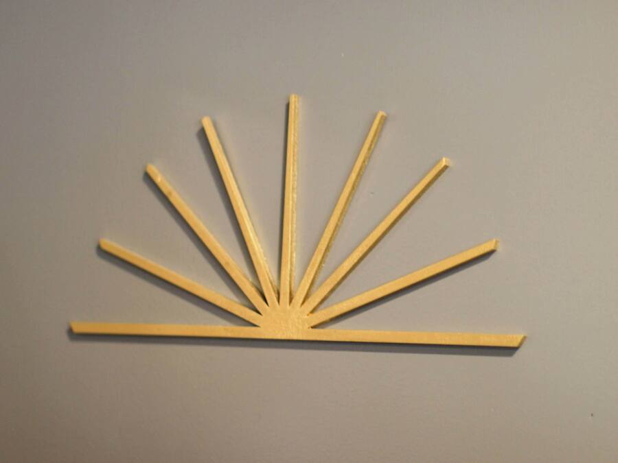 Een geometrische houten constructie met veel rechte lijnen die uitkomen in een middelpunt.