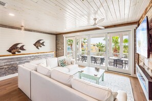 Hus, flere senger, terrasse (Palm Breeze) | Oppholdsområde | TV