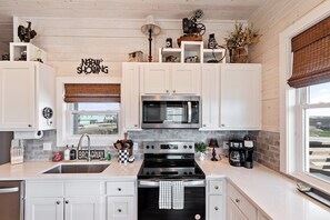House, Multiple Beds, Balcony (Cinema Shores) | Private kitchen | Fridge, microwave, oven, stovetop