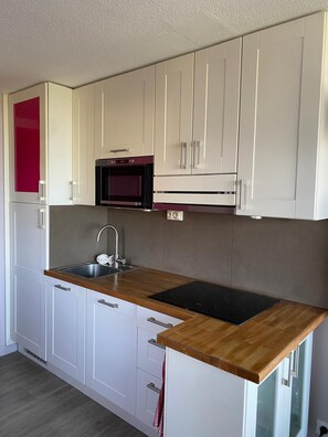 Geladeira, micro-ondas, fogão, cooktop