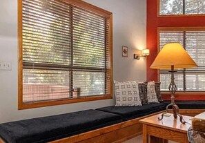 Una Smart TV, una chimenea, una mesa de tenis de mesa