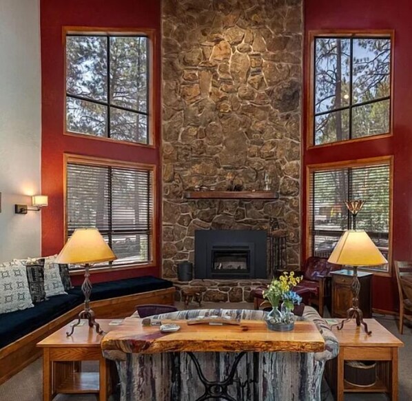 Una Smart TV, una chimenea, una mesa de tenis de mesa