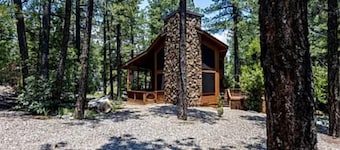 Charming 2-bedroom cabin with a loft in Marvelous Munds Park with WiFi