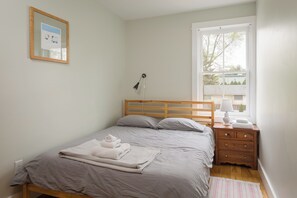 2 bedrooms, iron/ironing board, travel cot, free WiFi - Cozy Retreat near Downtown & Lake Champlain - Fully Registered & Licensed (Burlington)