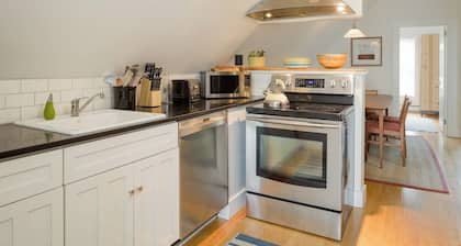 Sunny 3-Bedroom Apartment with Park and Lake View - Fully Registered & Licensed