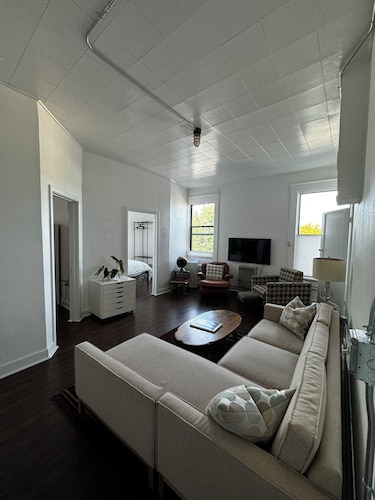 Charming 2-bedroom apartment in marvelous Chewelah with AC, WiFi