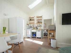Dining - 3 New Cottages Near Beaches — Sleeps 12 (Burlington)