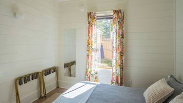 3 bedrooms, iron/ironing board, travel crib, free WiFi