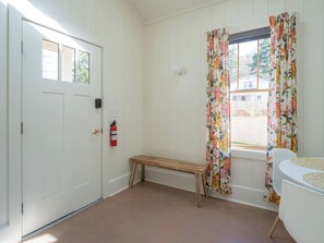 Een haardroger, handdoeken