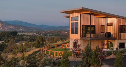 Luxe 4BR/3BA Retreat on 10 Private Acres • Hot Tub • Smith Rock & 9 Cascade Peak