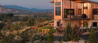 Luxe 4BR/3BA Retreat on 10 Private Acres • Hot Tub • Smith Rock & 9 Cascade Peak