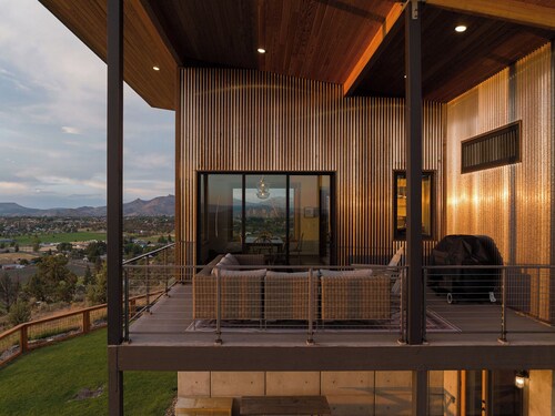 Luxe 4BR/3BA Retreat on 10 Private Acres • Hot Tub • Smith Rock & 9 Cascade Peak