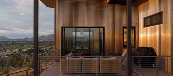 Luxe 4BR/3BA Retreat on 10 Private Acres âą Hot Tub âą Smith Rock & 9 Cascade Peak