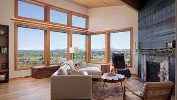 Smart TV, caminetto, lettore DVD, libri