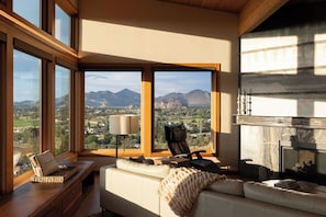 Smart TV, chimenea, reproductor de DVD y libros