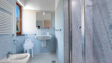 Regadera, secadora de cabello, bidet, toallas