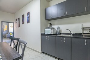 Kjøleskap, mikrobølgeovn, kokeplater og vannkoker