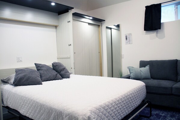 Desk, iron/ironing board, WiFi, bed sheets