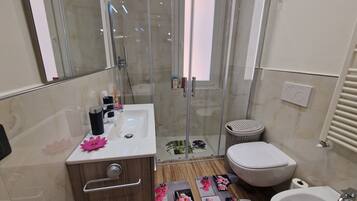 Dusche, Haartrockner, Bidet, Handtücher