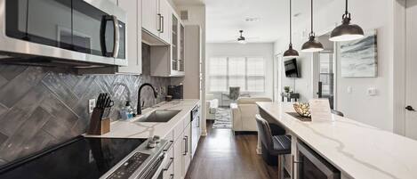 Een koelkast, een microgolfoven, een oven, een kookplaat