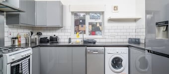 Lovely  1 Bedroom Apartment with Free Paarking and garden in Crawley