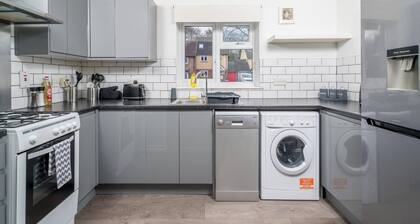 Lovely  1 Bedroom Apartment with Free Paarking and garden in Crawley