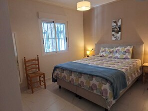 3 bedrooms, iron/ironing board, WiFi, bed sheets