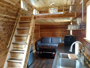 Smart TV, fireplace, books - Cozy Creekside Tiny Home outside Forks, WA; Right in Olympic National Forest! (Beaver)