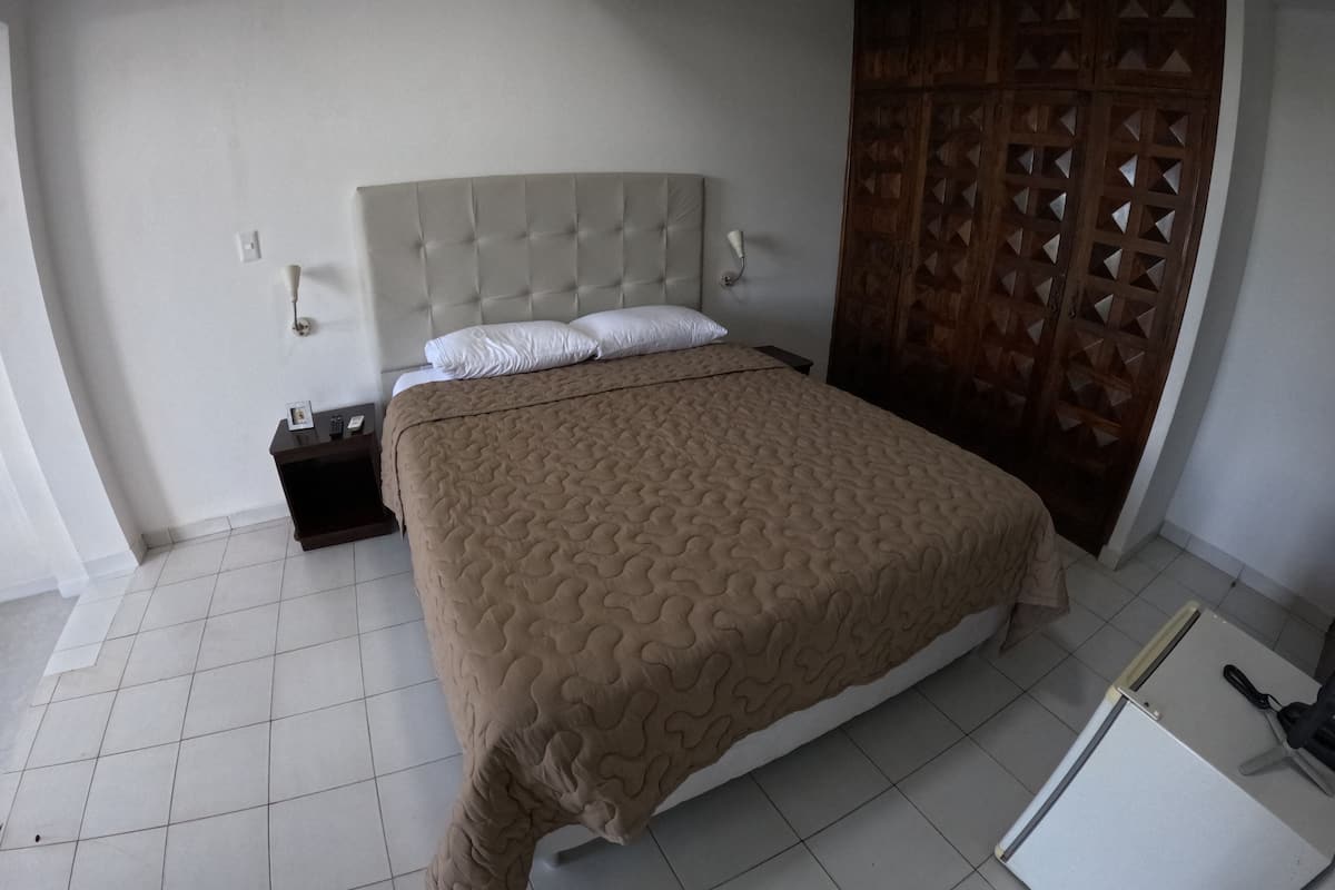 1 Schlafzimmer, Zimmersafe, Schreibtisch, laptopgeeigneter Arbeitsplatz