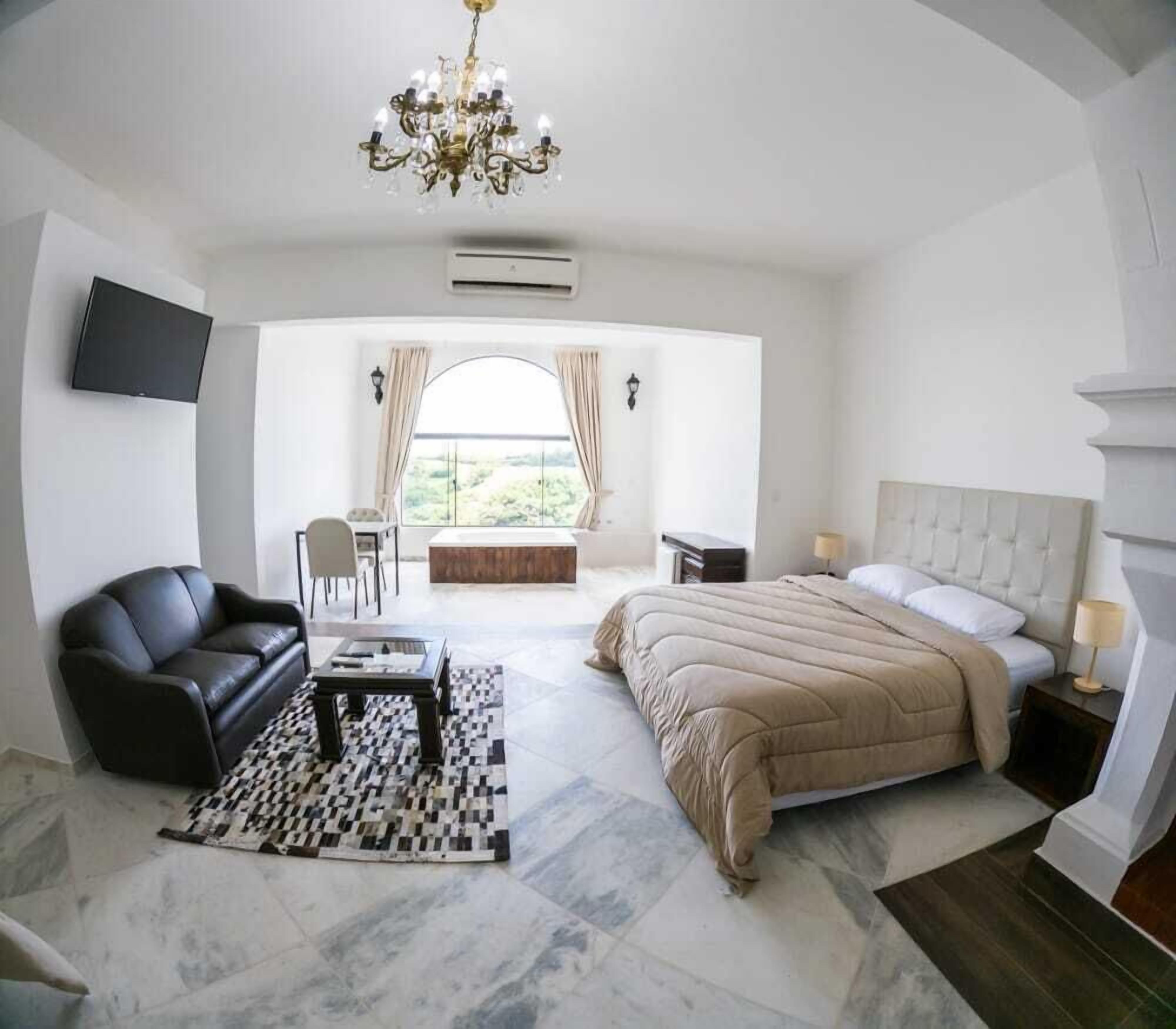 ตู้นิรภัยในห้องพัก, โต๊ะทำงาน, พื้นที่ทำงานแบบใช้แล็ปท็อป, ผ้าม่านกันแสง