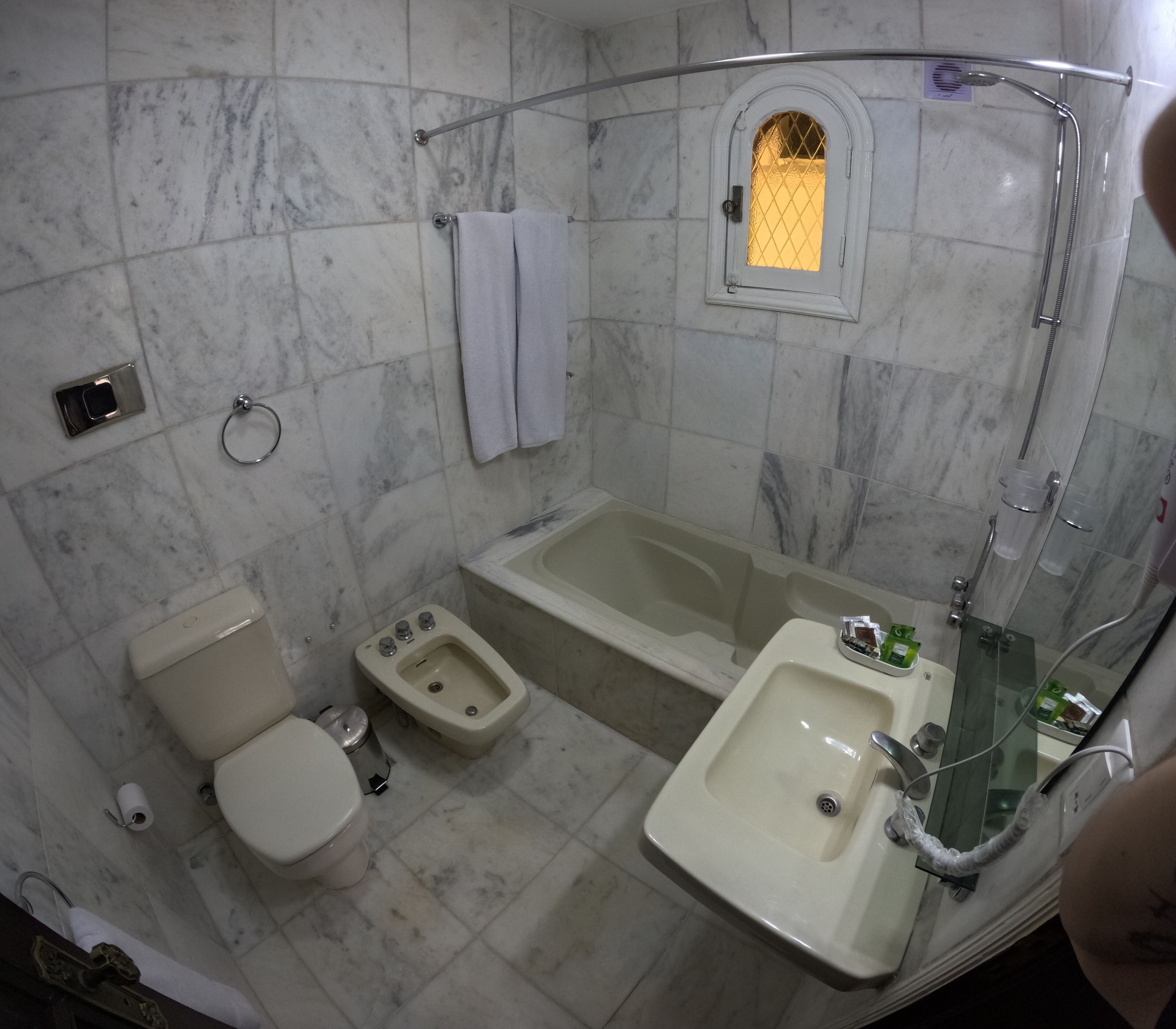 Un baño con inodoro, bidé, bañera y lavamanos.