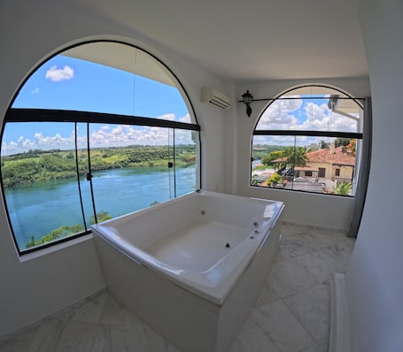 Bañera de hidromasaje privada. Hotel Casablanca Boutique Swiss Bonmont