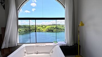 1 sovrum, värdeförvaringsskåp på rummet och skrivbord