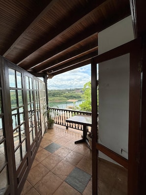 Quarto básico, 1 cama de casal, vista para o rio | Área de estar | Impressoras