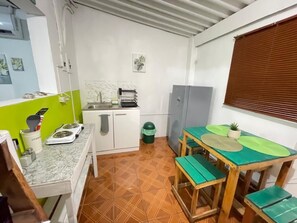 Microondas, tetera eléctrica, utensilios de cocina y comedor 