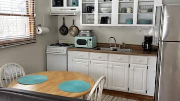 KĂŒhlschrank, Mikrowelle, Ofen, Herdplatte