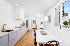 Réfrigérateur, four à micro-ondes, un four, surface de cuisson