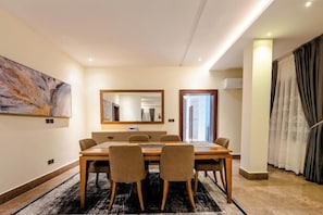 Appartement économique, balcon, vue sur la ville | Salle à manger