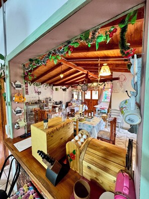 Microwave, stovetop, cookware/dishes/utensils - Mama Eva House (Lago Puelo)