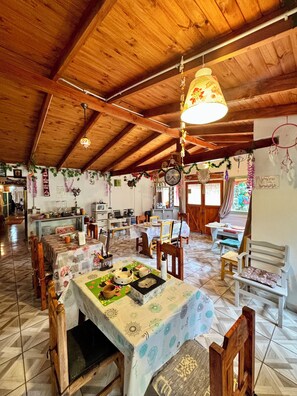 Free daily buffet breakfast  - Mama Eva House (Lago Puelo)